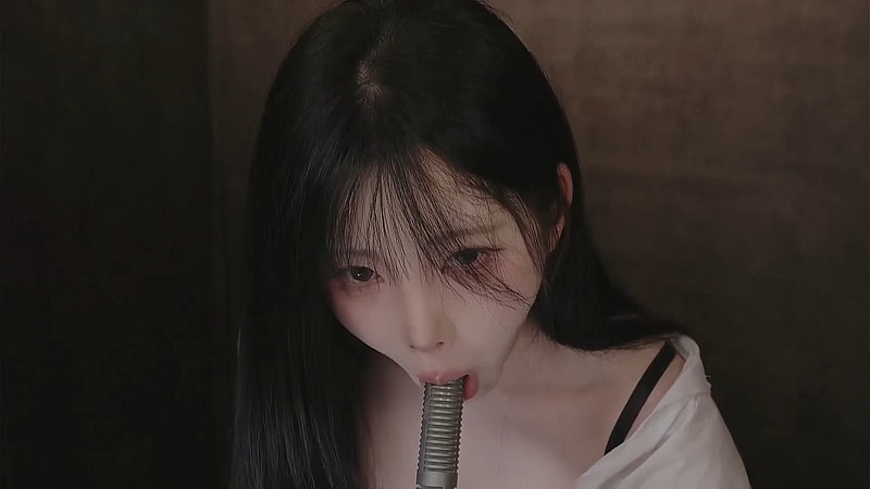 마이크를 꼴리게 빠는 ASMR ㅇ잉 가슴골