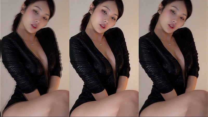 요염하게 생긴 BJㅈ쨩 가슴골 파인 점프수트