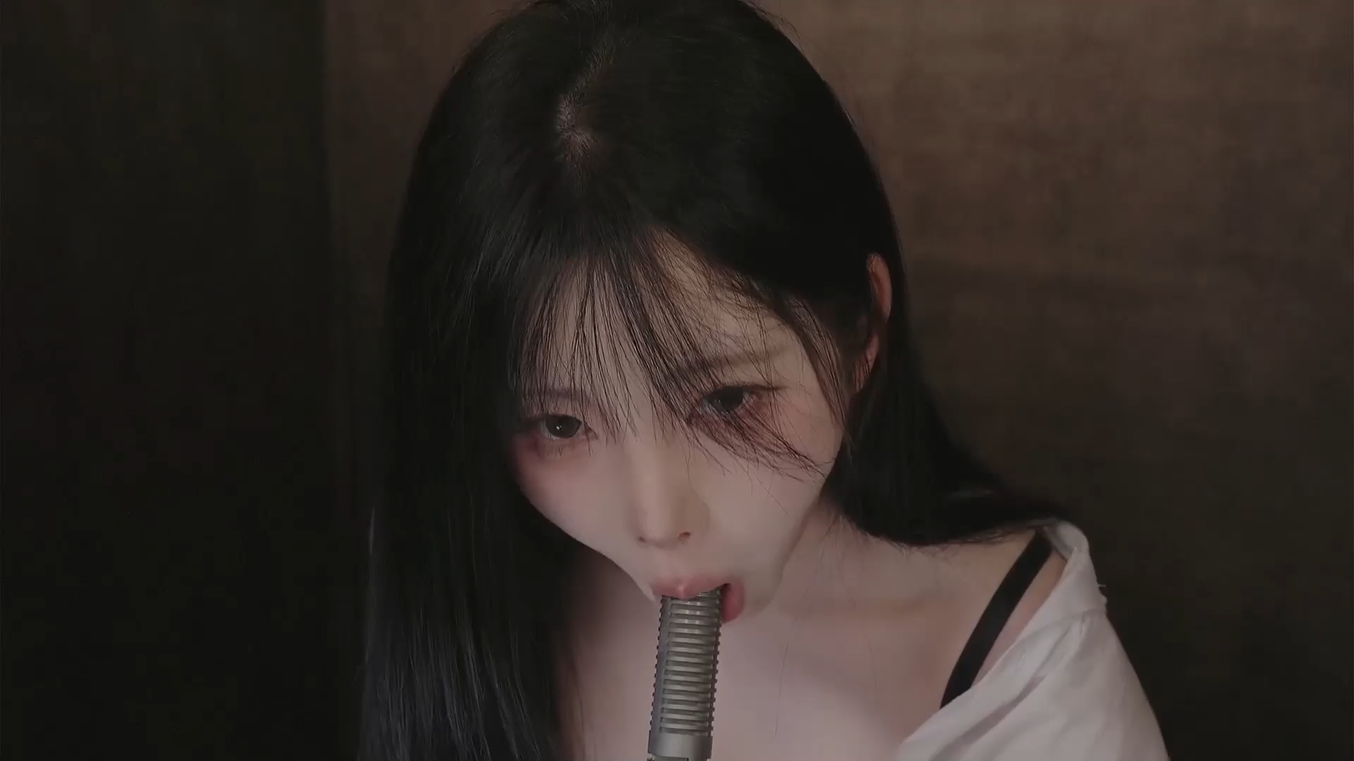마이크를 꼴리게 빠는 ASMR ㅇ잉 가슴골